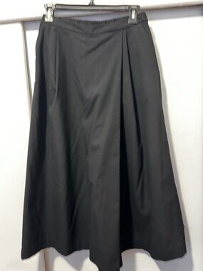 Uniqlo Black A-Line Midi culottes / skirt from the front